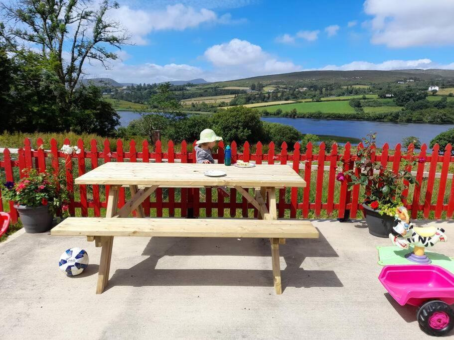 Granny'S Cottage, A Lovely Lakeside Cottage Donegal Town المظهر الخارجي الصورة