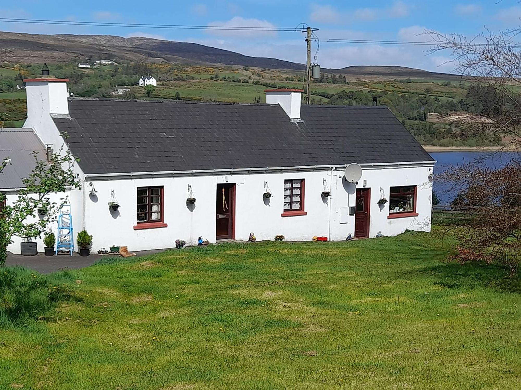 Granny'S Cottage, A Lovely Lakeside Cottage Donegal Town المظهر الخارجي الصورة